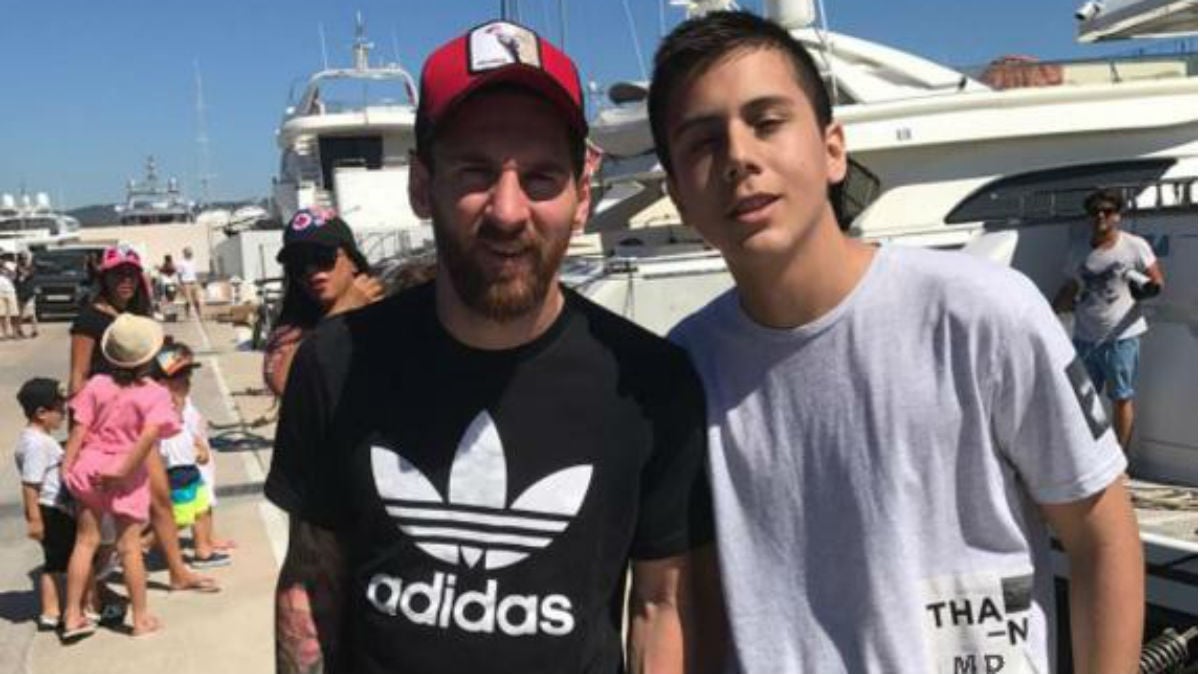 Leo Messi se fotografía con un fan en Ibiza. (Twitter)