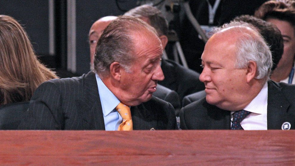 El Rey emérito Juan Carlos I y Miguel Ángel Moratinos (Foto: AFP)