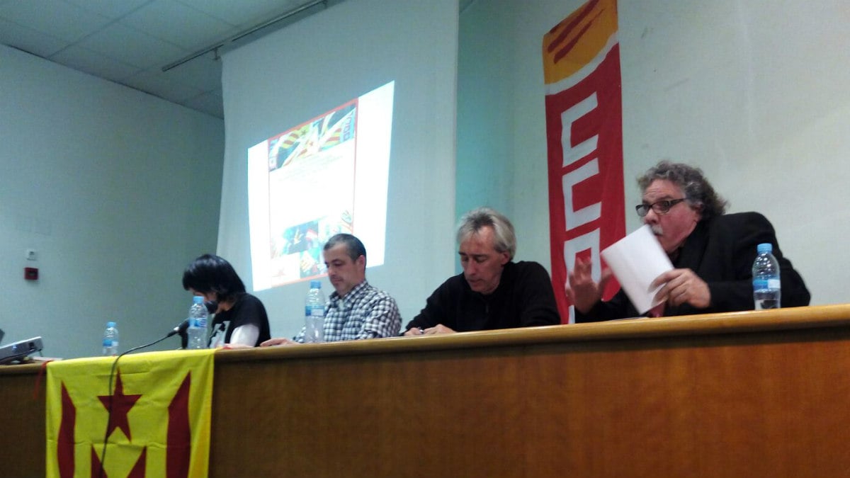 Anna Gabriel (izqda.), de la CUP, y Joan Tardà (dcha.), de ERC, en una reunión de independentistas de CCOO.