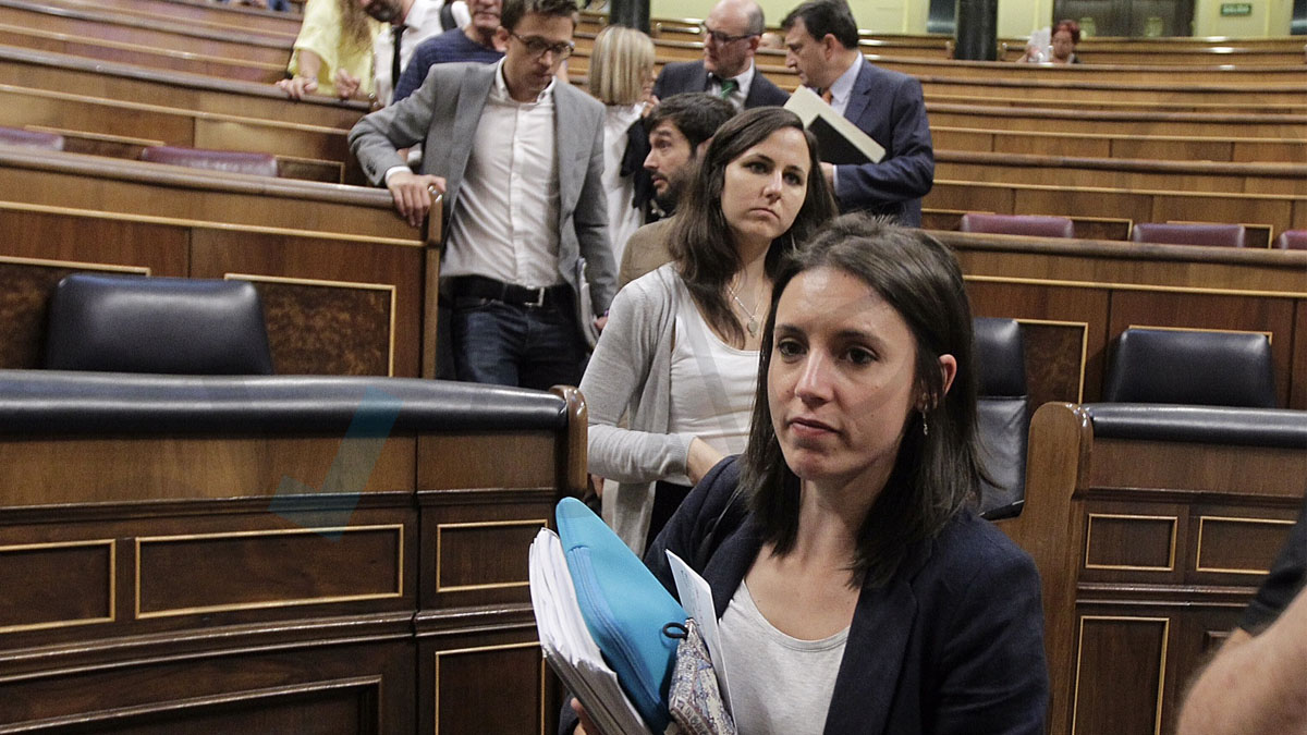 La diputada Irene Montero y el resto de la bancada de Podemos abandonan el hemiciclo con caras compungidas. Foto: Francisco Toledo