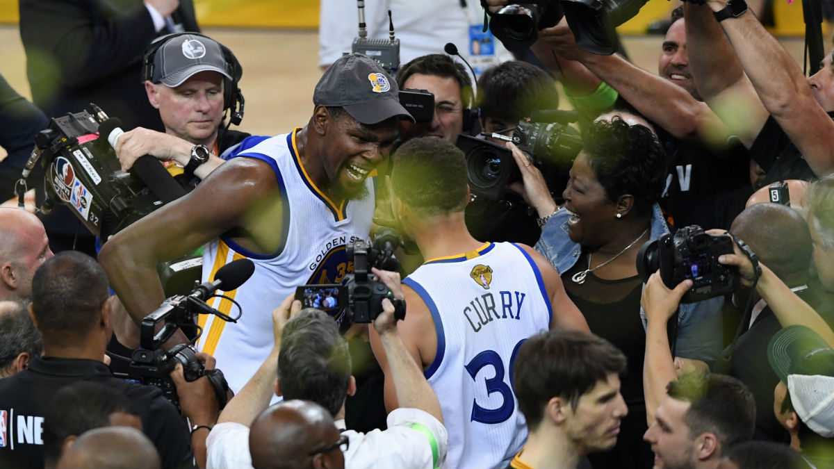Kevin Durant y Stephen Curry celebran su primer anillo juntos en Golden State. (AFP)