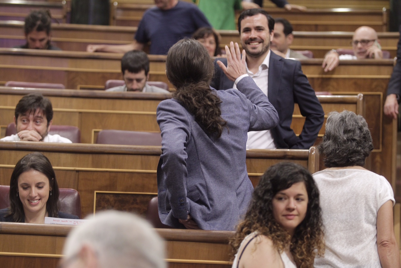 Pablo Iglesias, Secretario General de Podemos, saluda a Alberto Garzón, coordinador de Izquierda Unida.