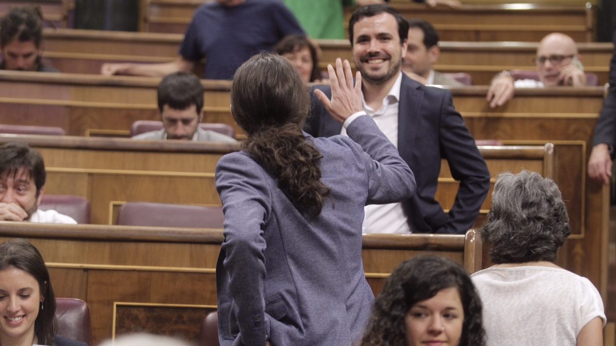 Pablo Iglesias saluda a Alberto Garzón. (Foto: Francisco Toledo)