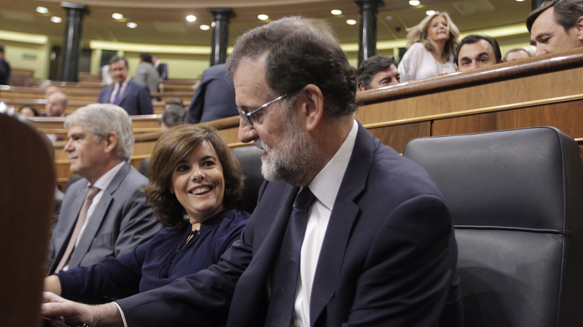 Mariano Rajoy y Soraya Sáenz de Santamaría en el Congreso de los Diputados. (Foto: Francisco Toledo)