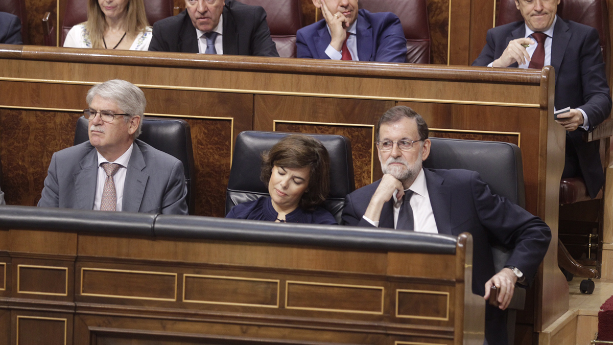 Mariano Rajoy, Soraya Sáenz de Santamaría y Alfonso Dastis en el Congreso de los Diputados. (Foto: Francisco Toledo)