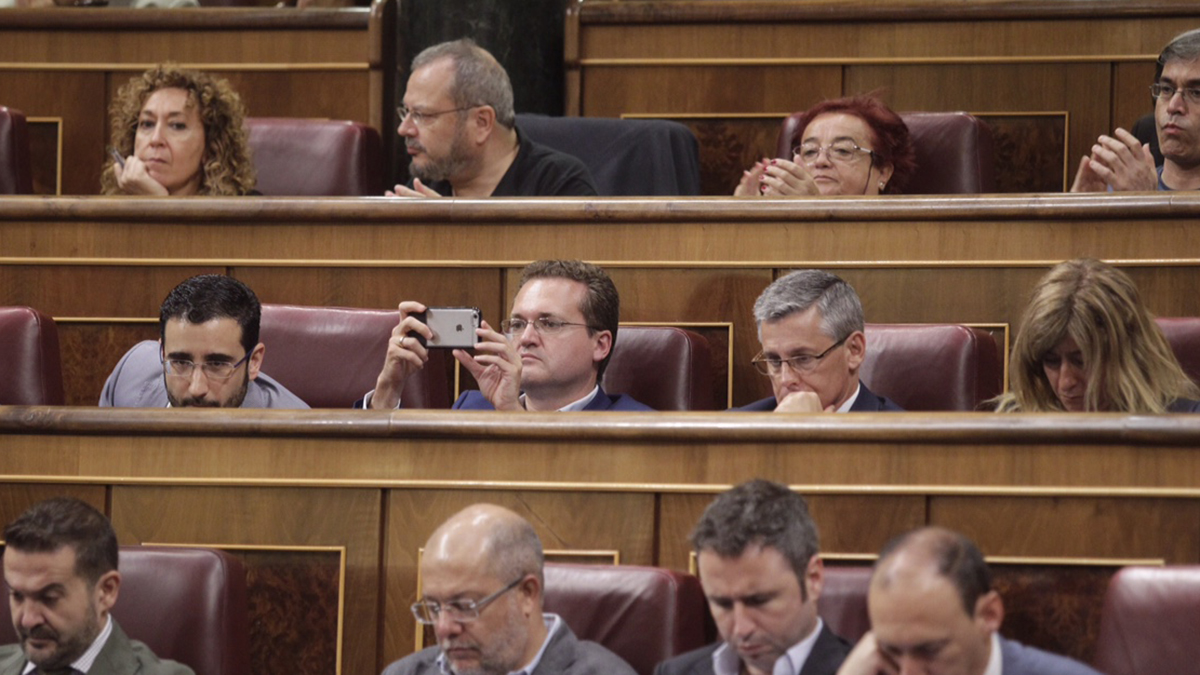 Gente aburrida en el Congreso.