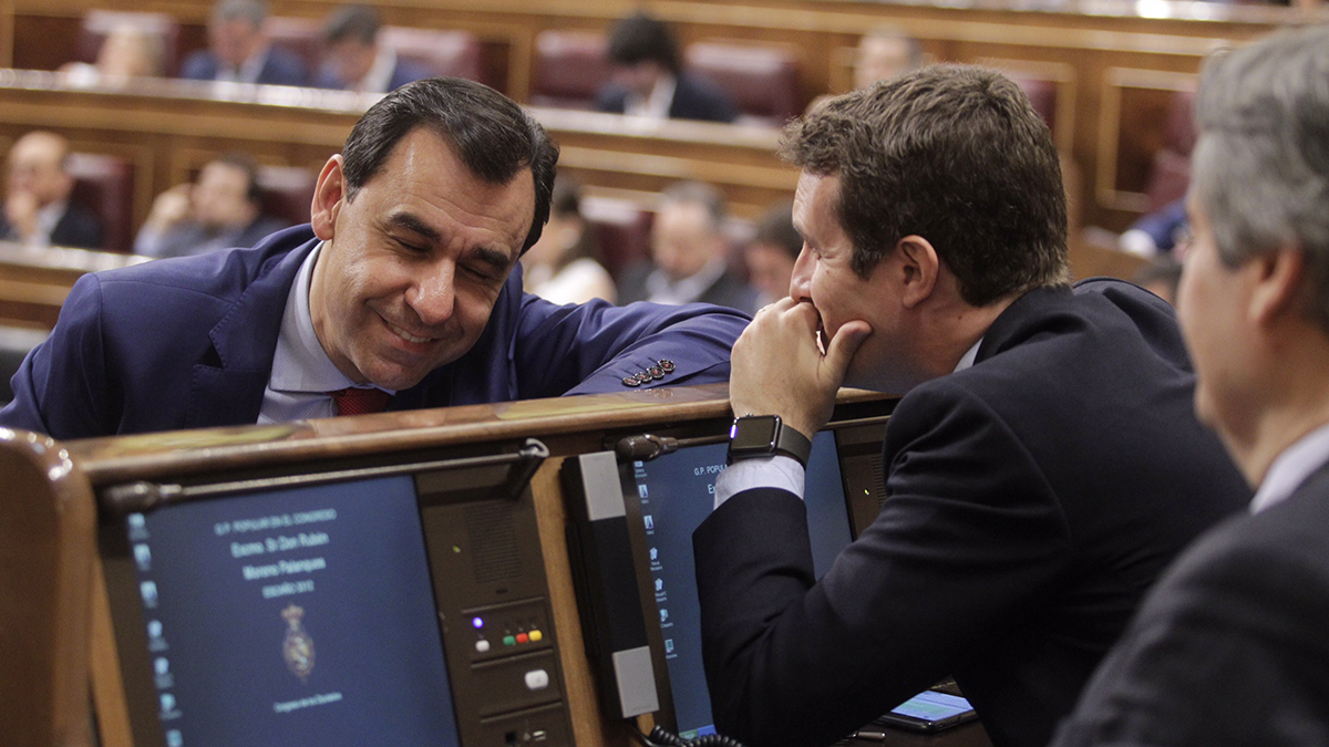 Pablo Casado conversa con Fernando Martínez-Maíllo en el Congreso de los Diputados. (Foto: Francisco Toledo)