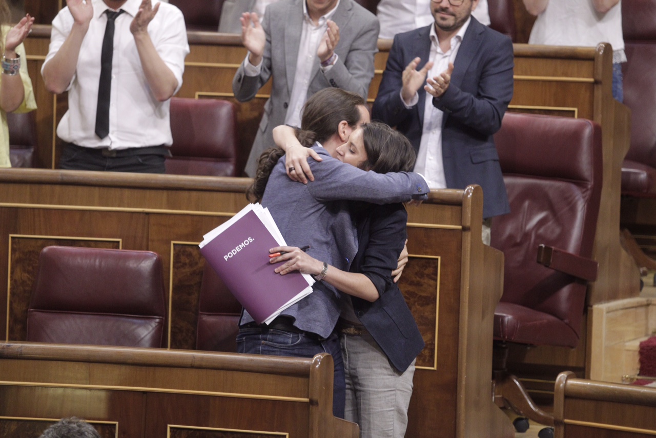 Pablo Iglesias abraza a Irene Montero después de su discurso. (Foto: Francisco Toledo)