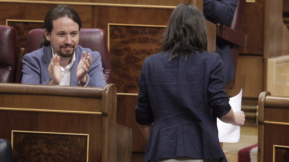 Pablo Iglesias aplaudiendo a Irene Montero tras su discurso en la moción de censura (Foto: Francisco Toledo)