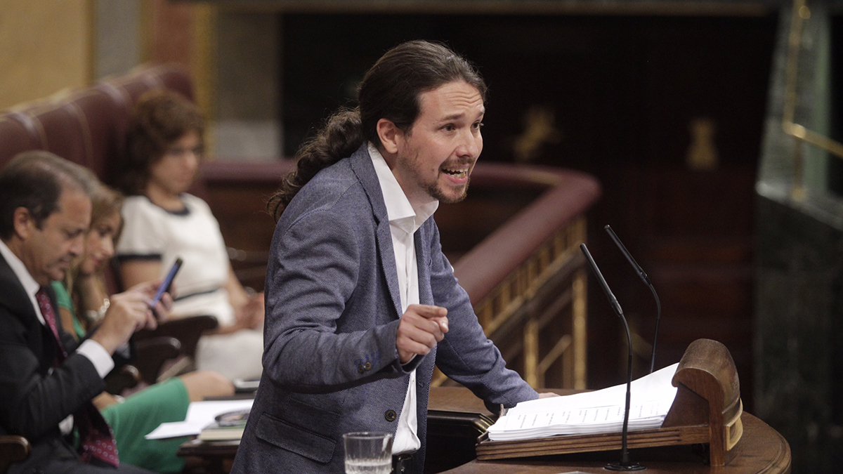 Pablo Iglesias, líder de Podemos, con su discurso en decenas de folios en la moción de censura. (Foto: Francisco Toledo)