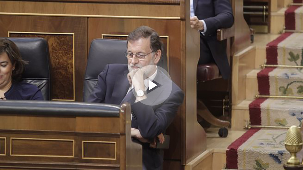 Mariano Rajoy se aburre durante el discurso de Irene Montero. (Foto: Francisco Toledo)