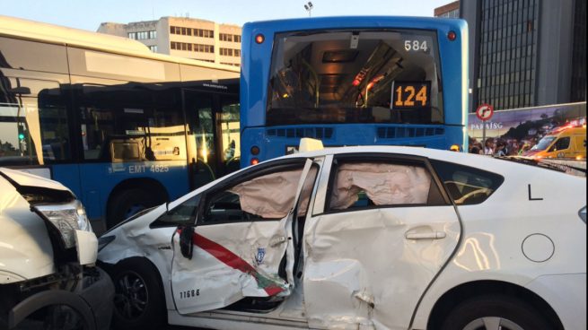 Un accidente entre 15 vehículos y dos autobuses obliga a cortar el tráfico en Plaza de Castilla