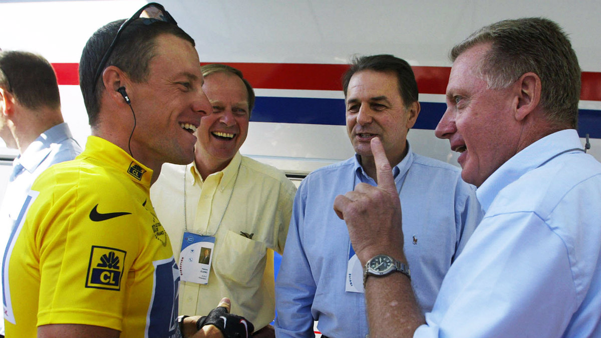 Lance Armstrong habla con Hein Verbruggen durante el Tour de 2002. (AFP)