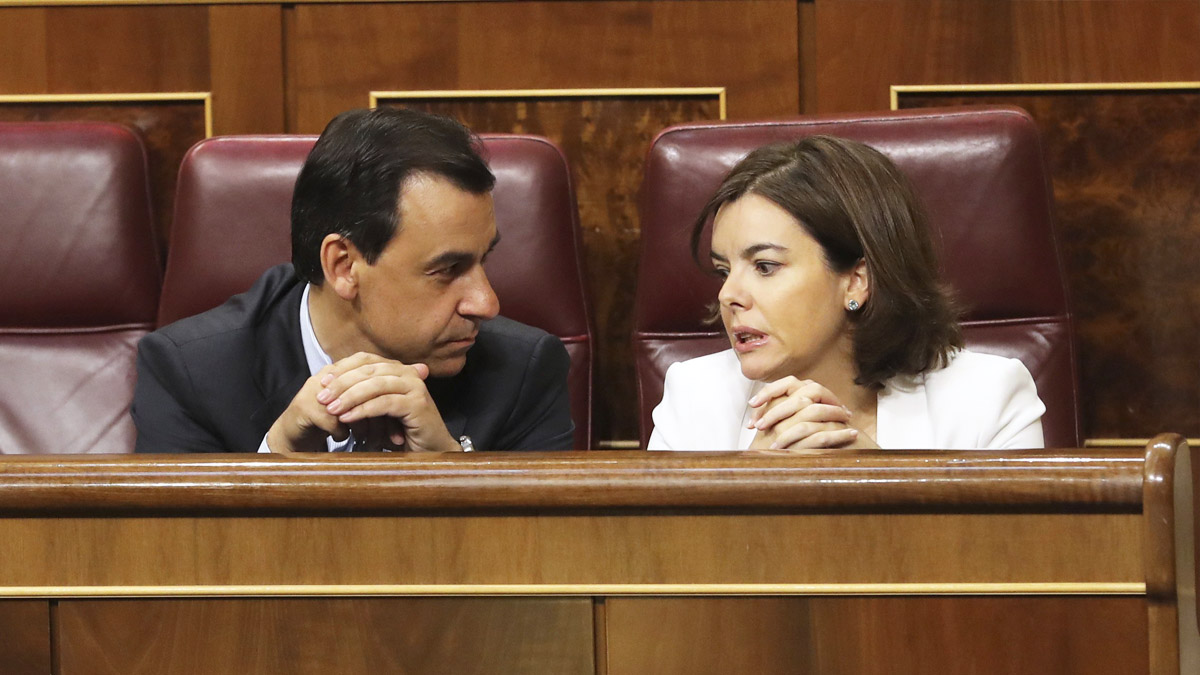 Fernando Martínez-Maíllo y Soraya Sáenz de Santamaría. (Foto: EFE)