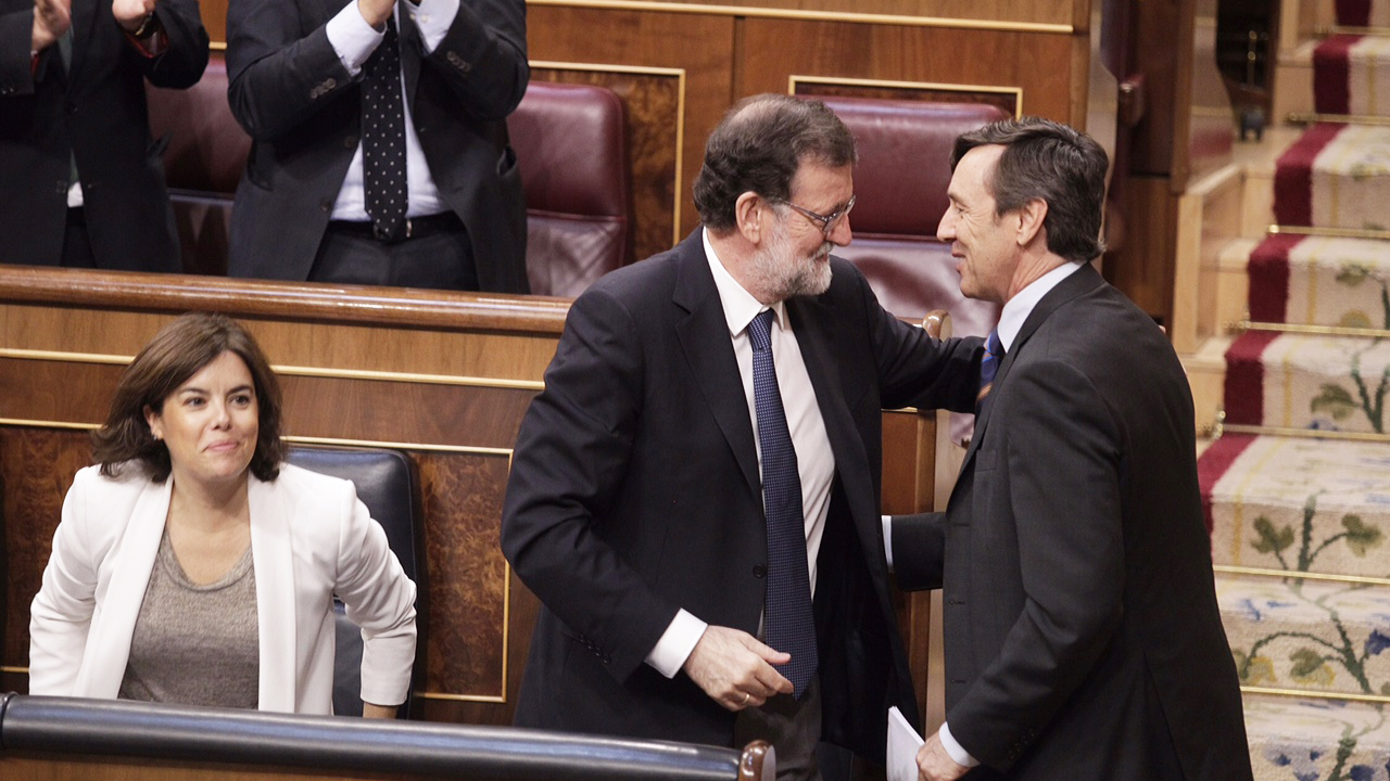 Rajoy, con Hernando y Sáenz de Santamaría, en el Congreso. Foto: Francisco Toledo