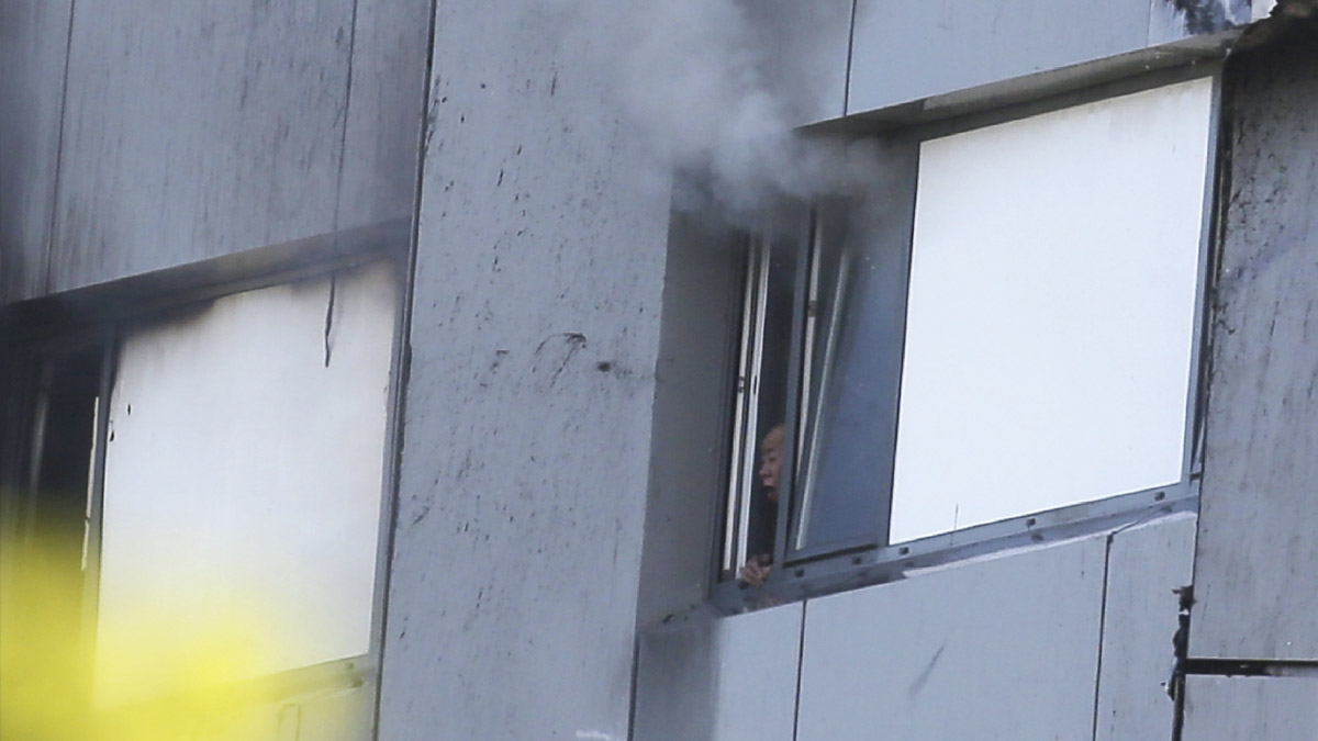Un hombre atrapado en el edificio comido por las llamas. (Foto: AFP)