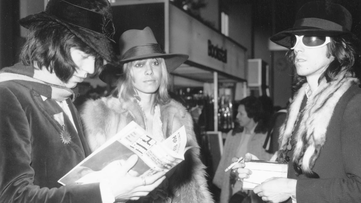 Anita Pallenberg con Mick Jagger y Keith Richards en 1968. (Foto: Getty)