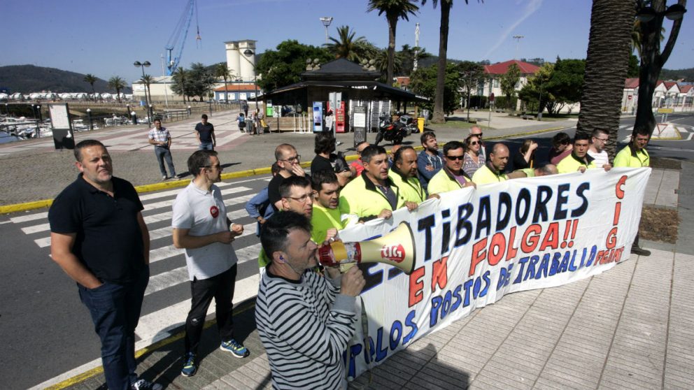 Estibadores en huelga en el Puerto de Ferrol (Foto: EFE).