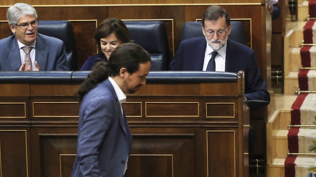 Pablo Iglesias pasa por delante de Alfonso Dastis, Soraya Sáenz de Santamaría y Mariano Rajoy. (Foto: EFE)