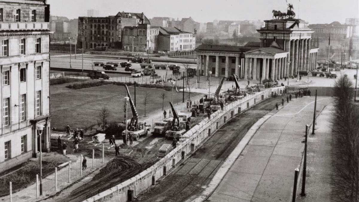 Fotografía de la construcción del Muro de Berlín en uno de sus tramos