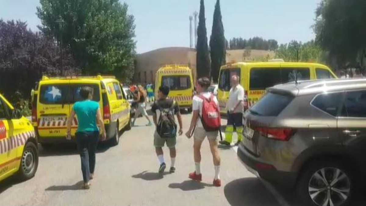 Ambulancias del Summa y alumnos evacuados en un instituto de Valdemoro por la ola de calor. (TW)