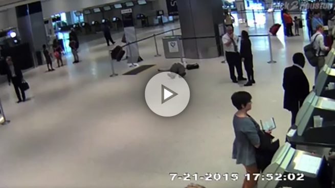 Un empleado de United Airlines deja inconsciente a un anciano en el aeropuerto de Texas