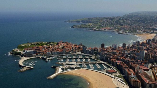 Agreden a un joven en Gijón al grito de «facha de mierda» por llevar un polo con la bandera de España