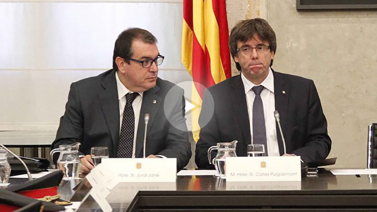 Jordi Jané y Carles Puigdemont. (Foto: EFE)