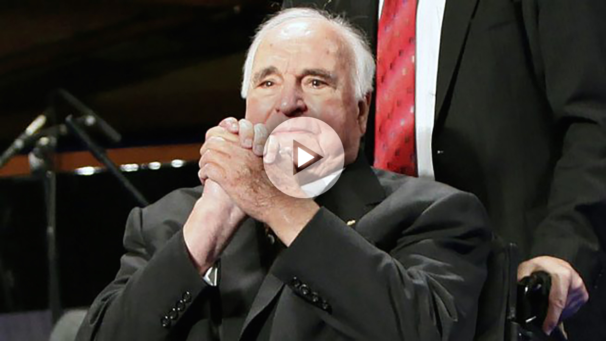 Helmut Kohl, emocionado en el 20ª aniversario de la caída del Muro de Berlín. (AFP)