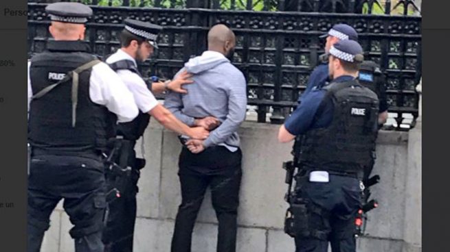 Detienen a un sospechoso armado con un cuchillo ante el Parlamento británico
