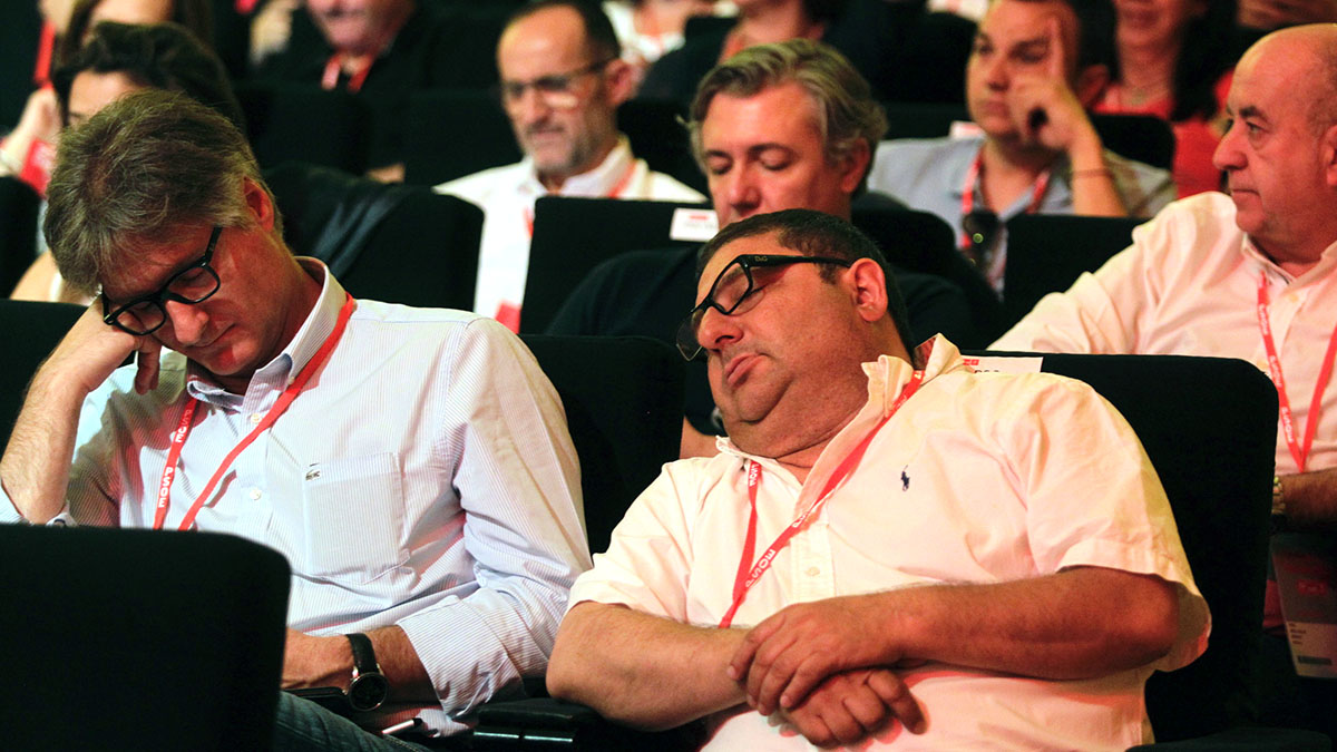 Compromisarios dormidos durante el 39 Congreso del PSOE. (Foto: Francisco Toledo)