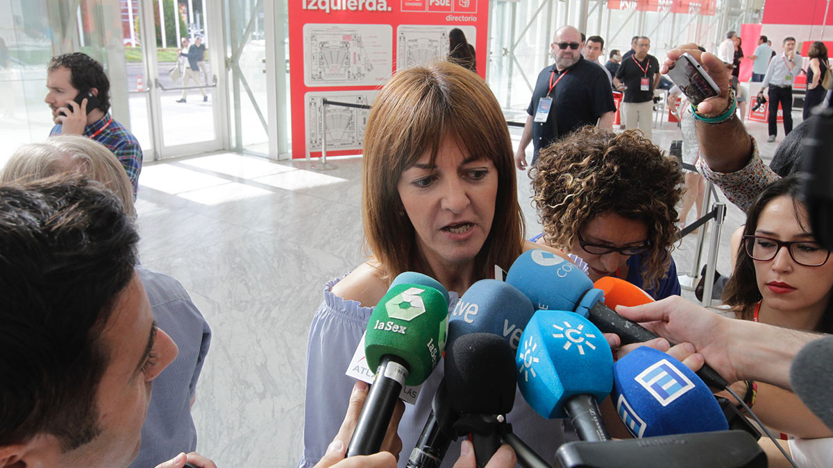 Idoia Mencia atiende a los medios. (Foto: Francisco Toledo)
