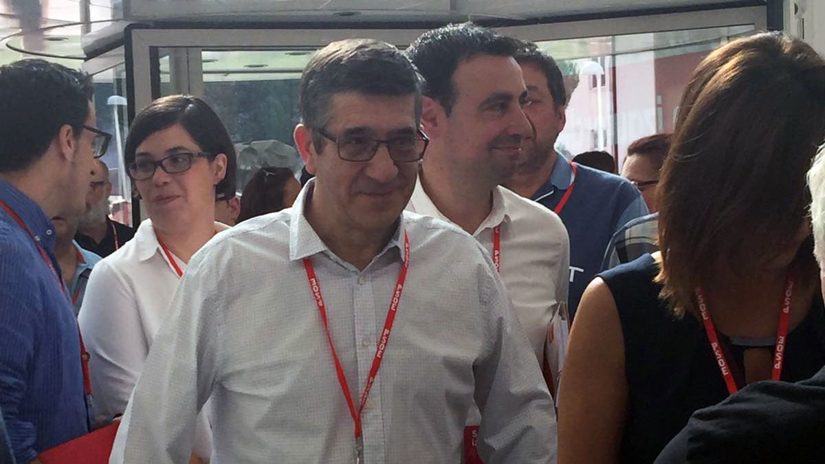 Patxi López llega al 39 Congreso del PSOE. (Foto: OKDIARIO)