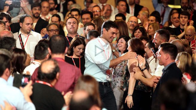 Sánchez entra al Congreso al grito de «presidente, presidente»