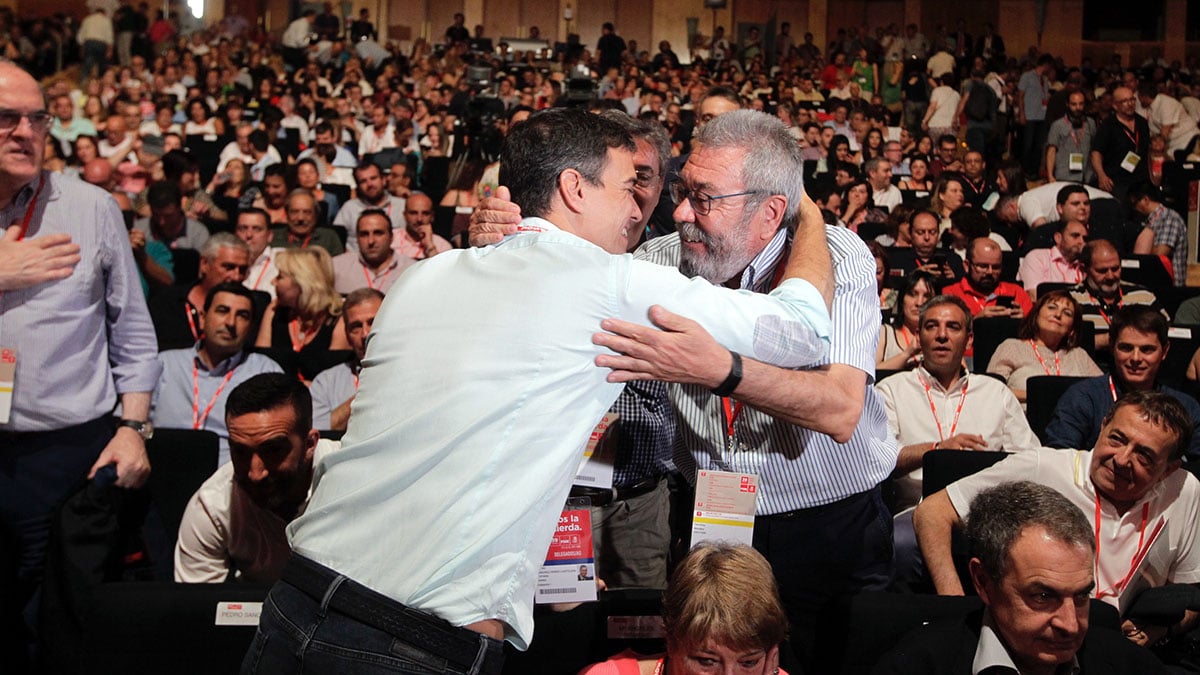 Pedro Sánchez saluda efusivamente a Cándido Méndez. (Foto: Francisco Toledo)