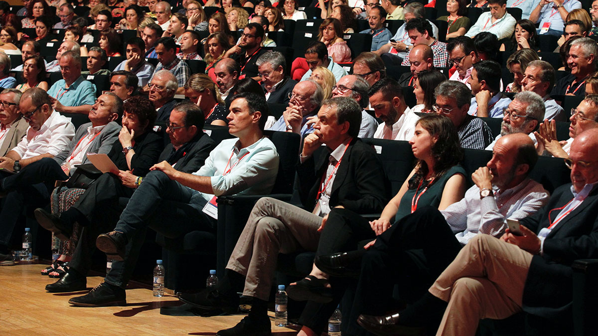 Pedro Sánchez escucha atentamente junto a Zapatero. (Foto: Francisco Toledo)