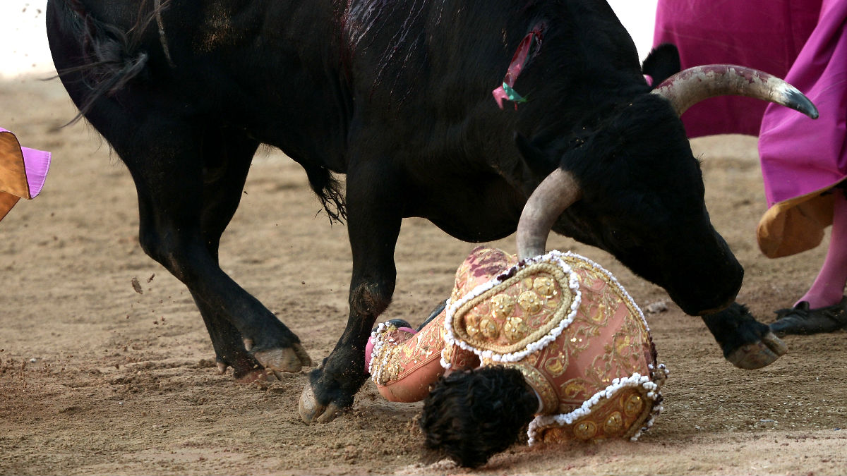 Momento de la cornada mortal que sufrió Fandiño (Foto: AFP).