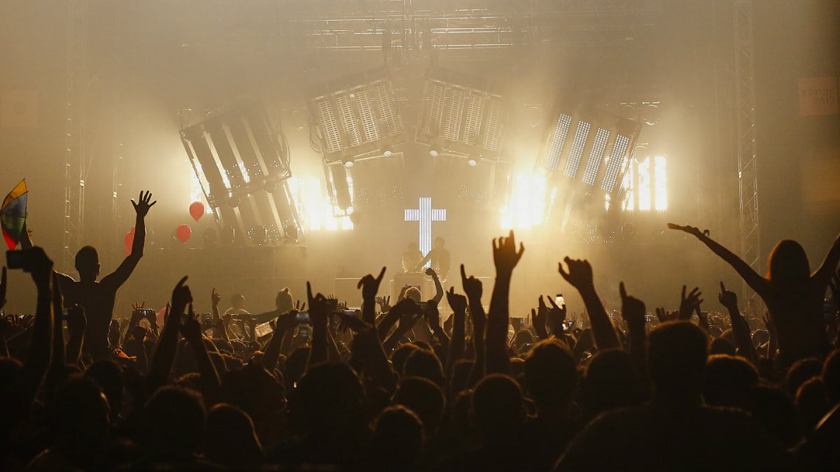 El tándem francés Justice ofreció su habitual estilo musical, acompañado de unas luces apabullantes, al público del SónarClub. Foto: Sónar