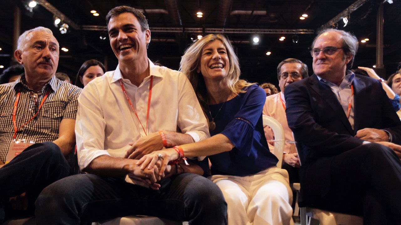 Pedro Sánchez junto a su mujer, Begoña Gómez. (Foto: Francisco Toledo)