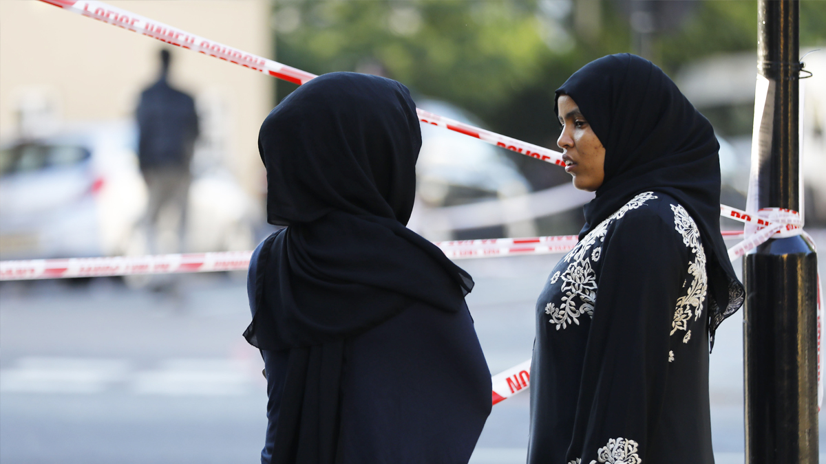 Dos mujeres observan la zona acordonada tras el atropello múltiple en la mezquita de Finsbury Park. (Foto: AFP)