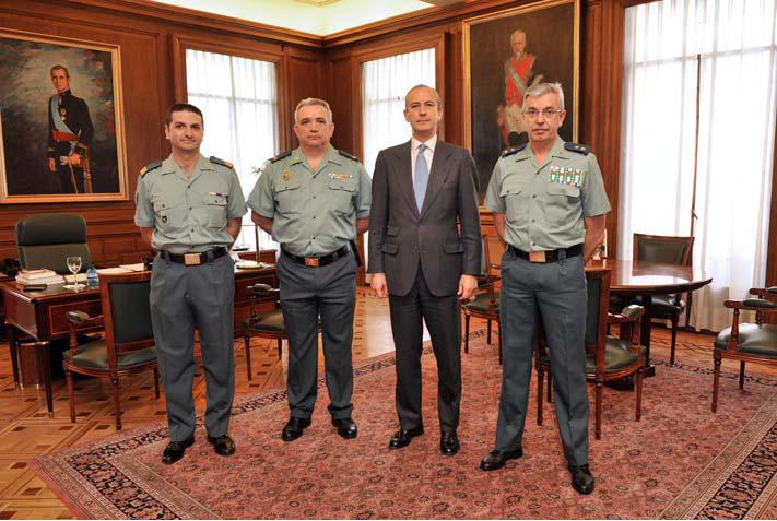Corbí, a la derecha, junto al director general de la Guardia Civil entre 2011 y 2016 Arsenio Fernández de Mesa.