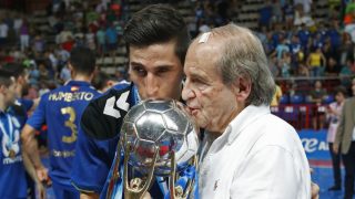 José María García posa junto al capitán Carlos Ortiz con la Liga. (EFE)