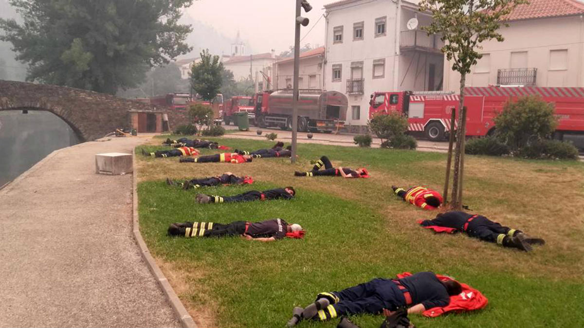 Los bomberos voluntarios de Tondela (Portugal) descansan 25 minutos ates de retomar la lucha contra el fuego en Portugal. (Pedro Bras / FB)