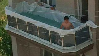 Es el niño más feliz del barrio, y todo por tener una piscina en el balcón