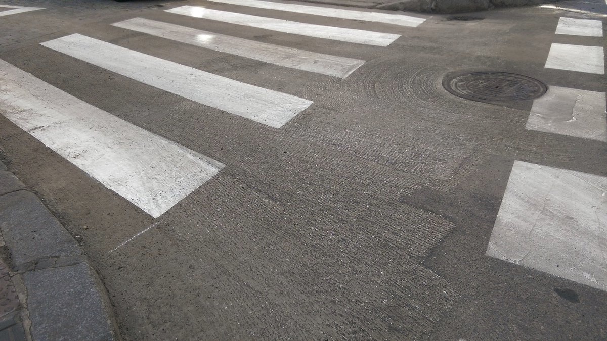 Paso de cebra que se ha pintado justo antes de asfaltar. (Foto: TW)