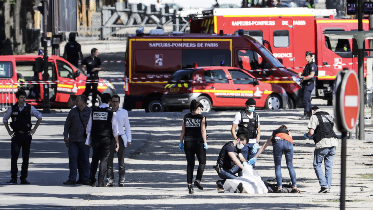 Cadáver del terrorista en los Campos Elíseos. (Foto: AFP)