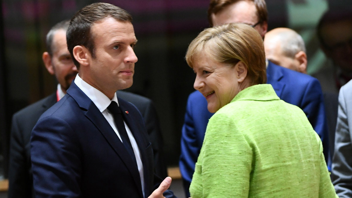 El presidente francés, Emmanuel Macron, y la canciller alemana, Angela Merkel, en Bruselas. (AFP)
