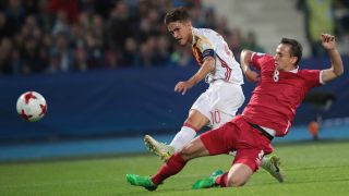 Denis Suárez remata en el 1-0 de España. (AFP)