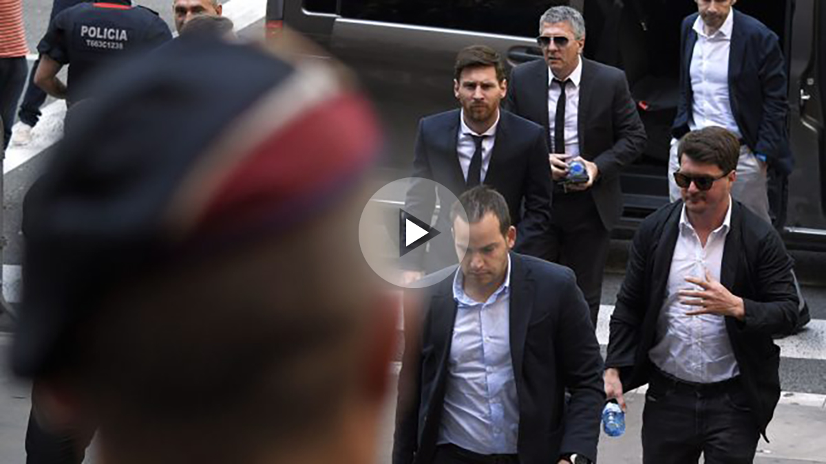 Leo Messi a su llegada a la Audiencia de Barcelona. (Foto: AFP)