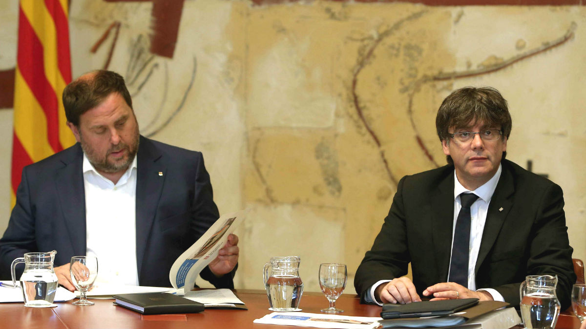 El presidente de la Generalitat, Carles Puigdemont, y su vicepresidente, Oriol Junqueras (i) (Foto: Efe)
